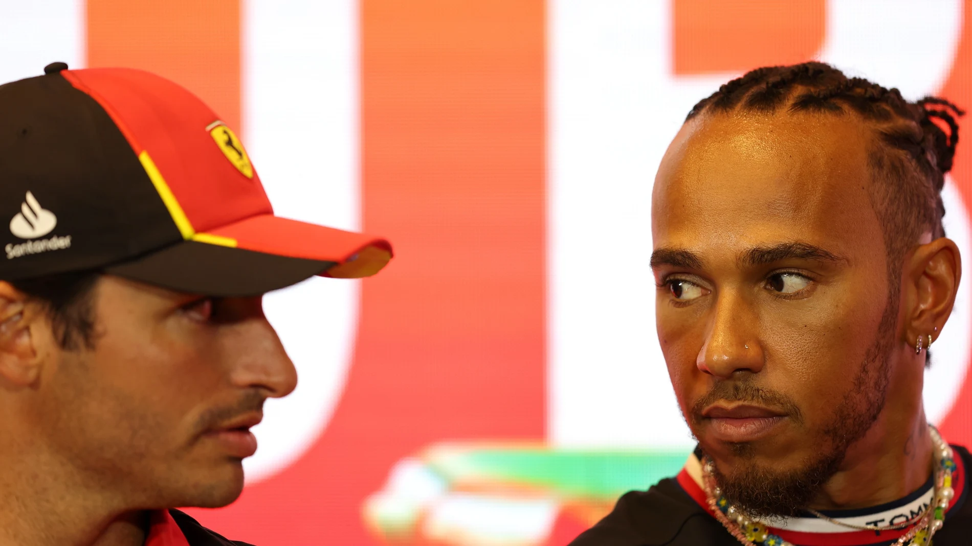 Carlos Sainz junto a Lewis Hamilton