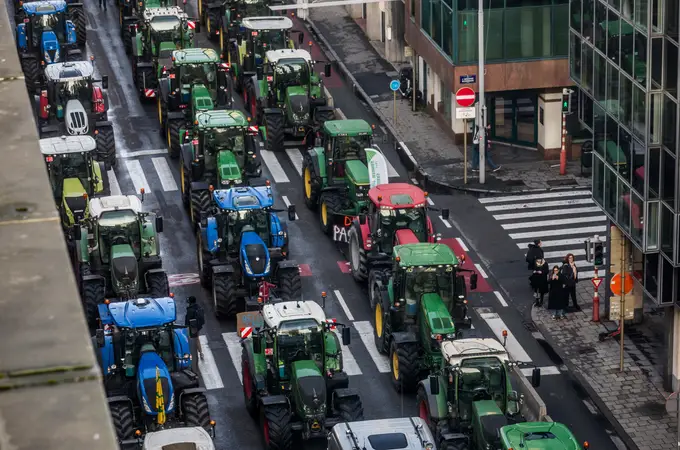 Los agricultores y transportistas españoles presionan a Sánchez para que reaccione y los defienda