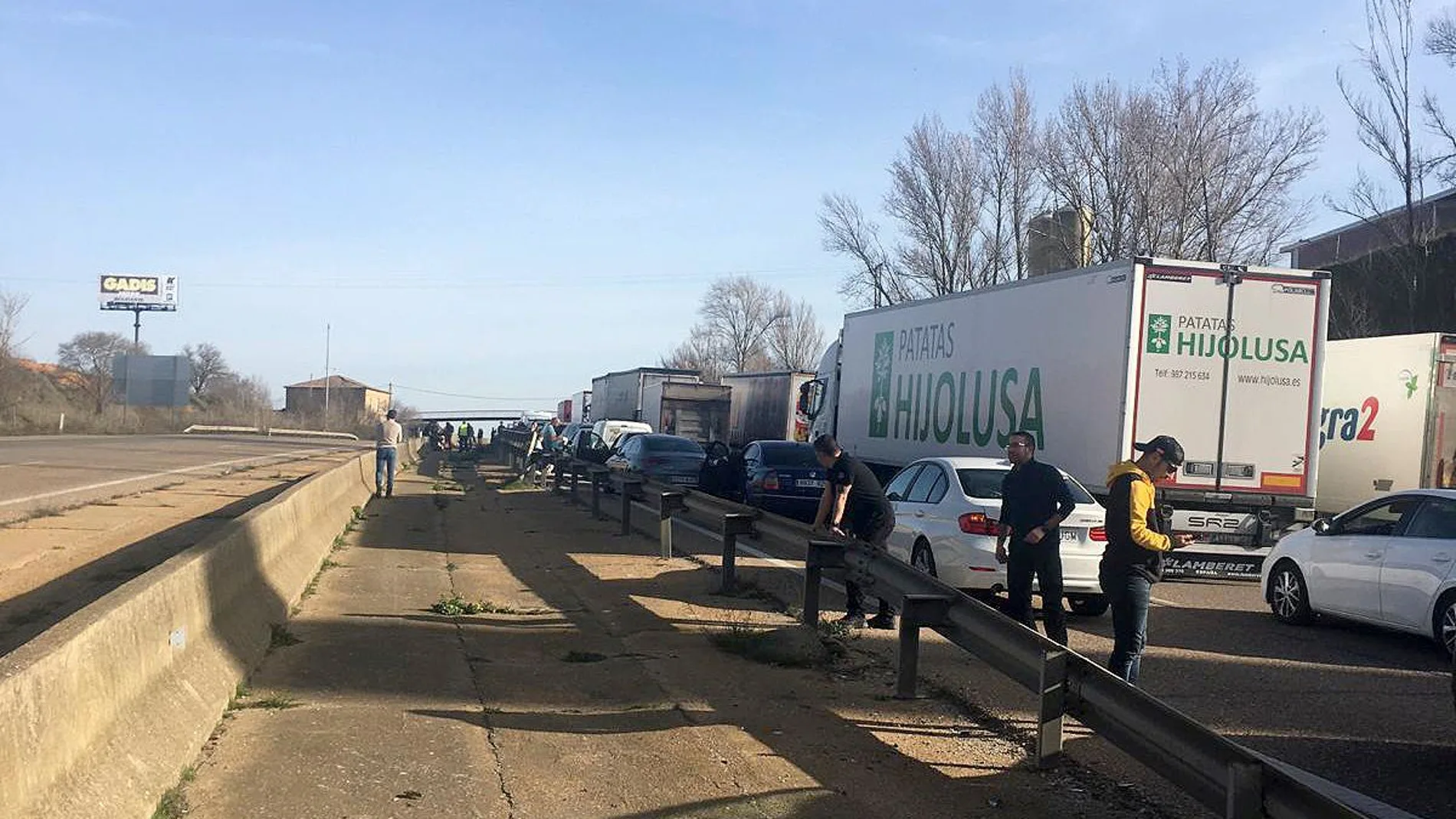 Agricultores cortan la autovía A-6 a la altura Paradores de Castrogonzalo