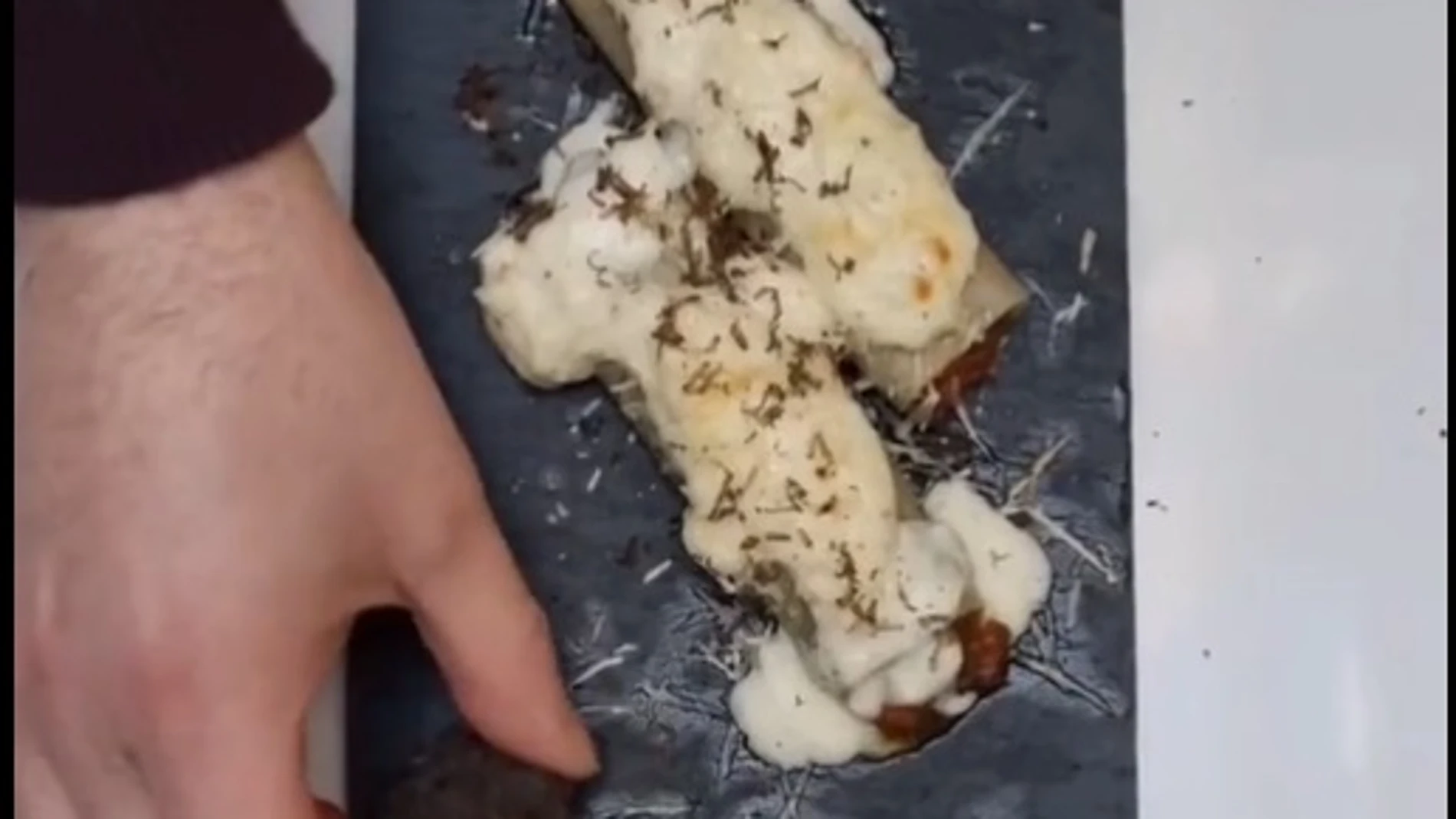 Canelón de carne de corzo con bechamel trufada que se elabora en el Hotel Apolonia de Soria