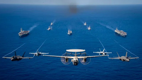 El destructor de misiles guiados USS Daniel K. Inouye, el portaaviones USS Carl Vinson, el destructor de helicópteros JS Ise, y l portaaviones clase Nimitz USS Theodore Roosevelt navegan en formación durante el 31 de enero de 2024