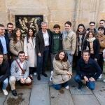 El líder de los populares ha mantenido un encuentro universitarios en el claustro del Pazo de Fonseca.