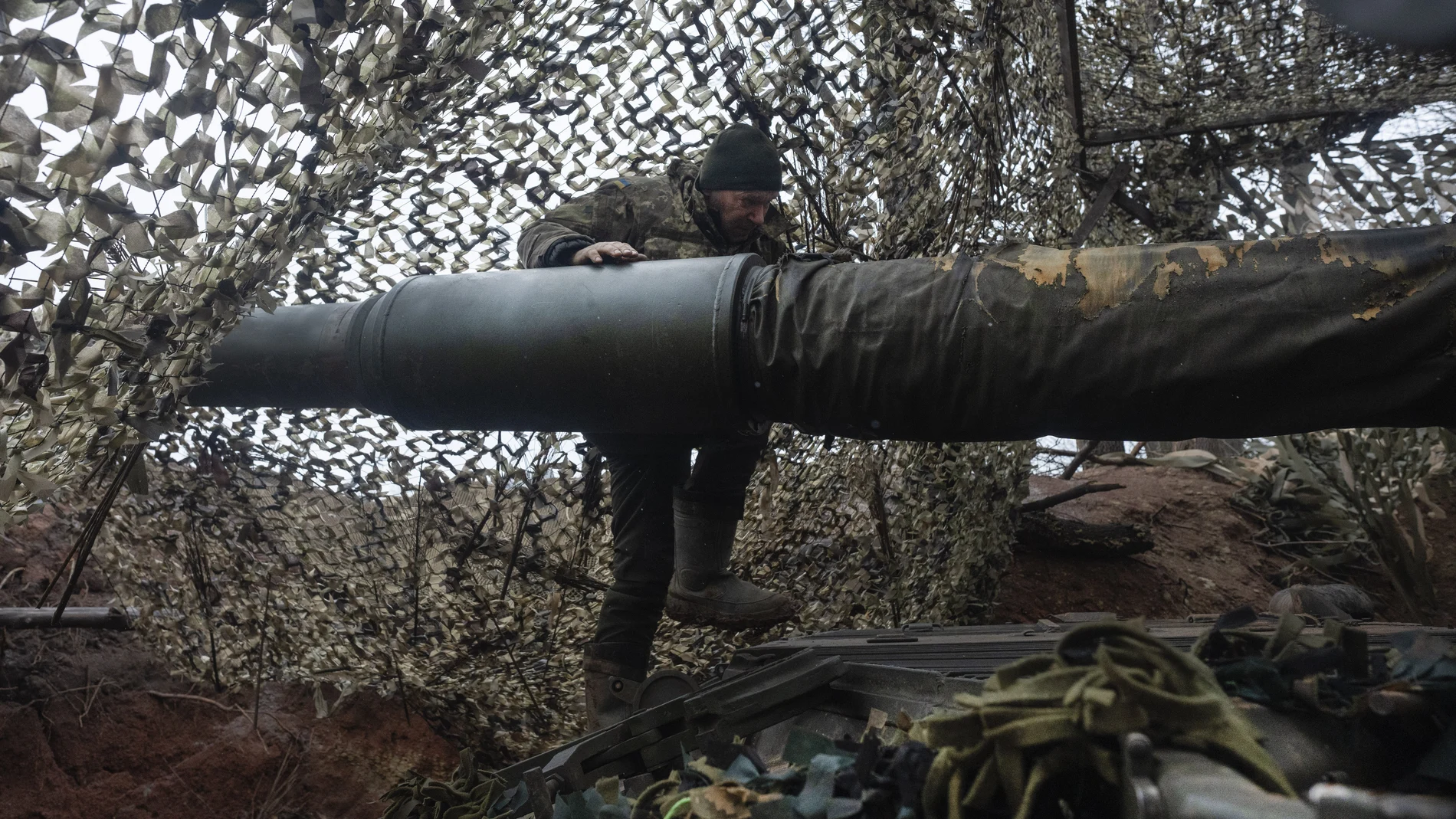 Un soldado ucraniano se prepara para disparar contra las líneas rusas en Lugansk