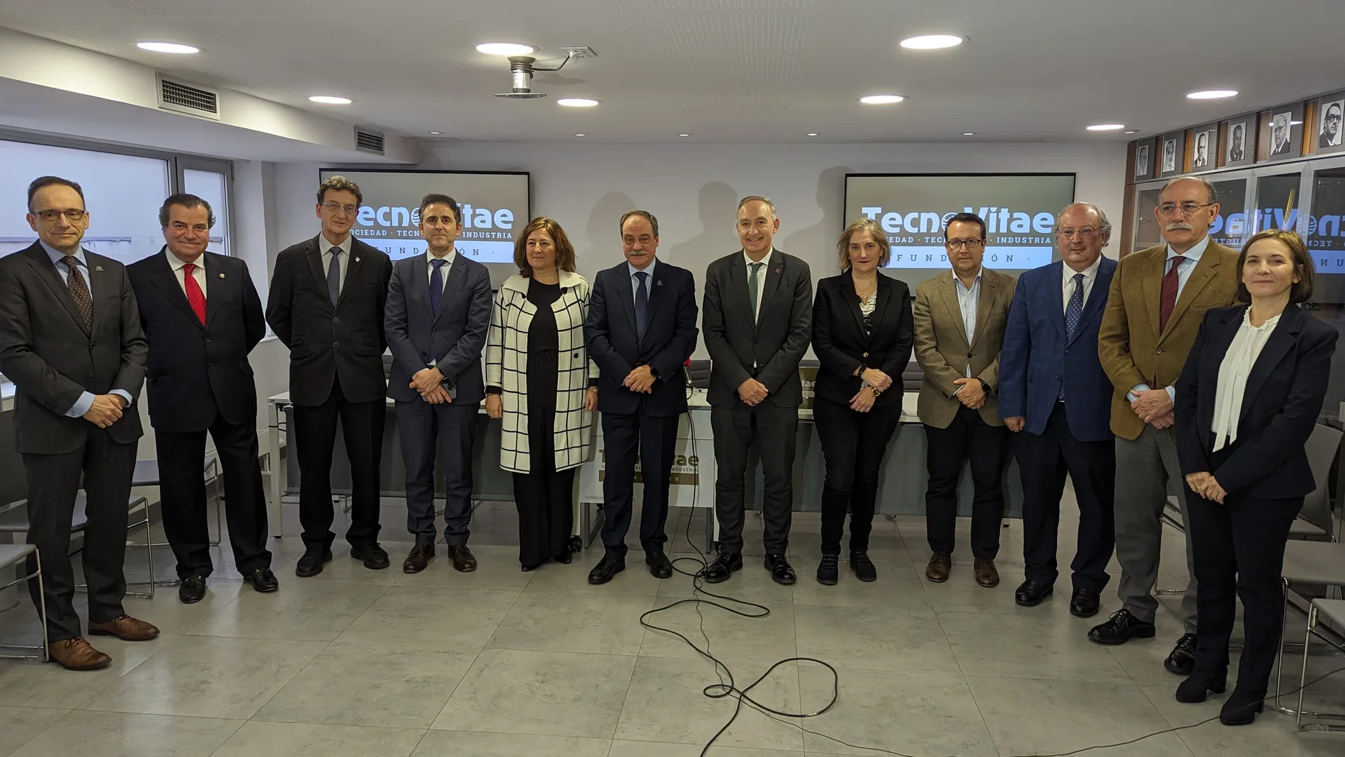 Foto de familia de los representantes de las instituciones que forman parte del patronato de la Fundación TecnoVitae que preside Rafael Álvarez