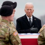 El presidente Joe Biden recibe los féretros de los tres soldados muertos en el ataque a la base de Jordania