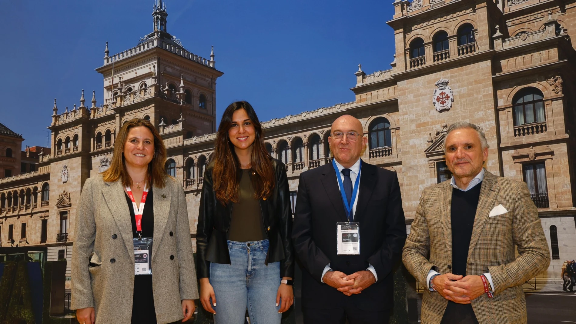 El alcalde de Valladolid, Jesús Julio Carnero, y la concejala Blanca Jiménez suscriben el acuerdo con los representantes de Sevilla