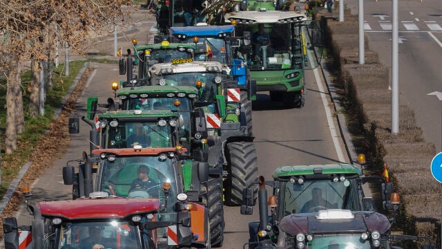 Medio centenar de tractores marchan por Valladolid para hacer ver los problemas del campo