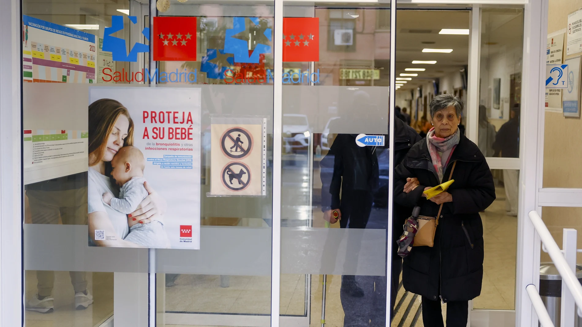 MADRID, 03/01/2024.- Dos personas salen este miércoles del Centro de Atención Primaria de Abrantes Madrid. Los centros de salud se encuentra saturados debido a la epidemia estacional de virus respiratorios comola gripe y la covid. EFE/ Mariscal