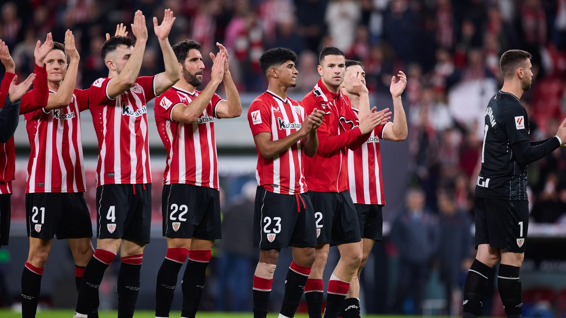 Players of Athletic Club reacts with the crowd during the LaLiga EA Sports match between Athletic Club and RCD Mallorca at San Mames on February 2, 2024, in Bilbao, Spain. AFP7 02/02/2024 ONLY FOR USE IN SPAIN