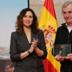 Ayuso homenajea a Carlos Sainz tras su triunfo en el Dakar.