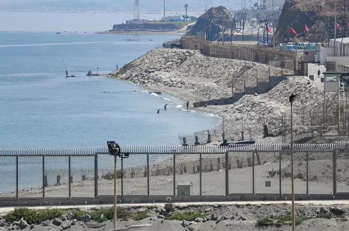 Cinco inmigrantes, dos de ellos menores, llegan a nado a una playa de Ceuta