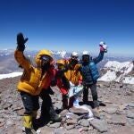 La himalayista Marta Alejandre y las montañeras de Adebán Ana Bravo, Astrid García y Maite Pariente (de izda a dcha.), en la cima del Aconcagua