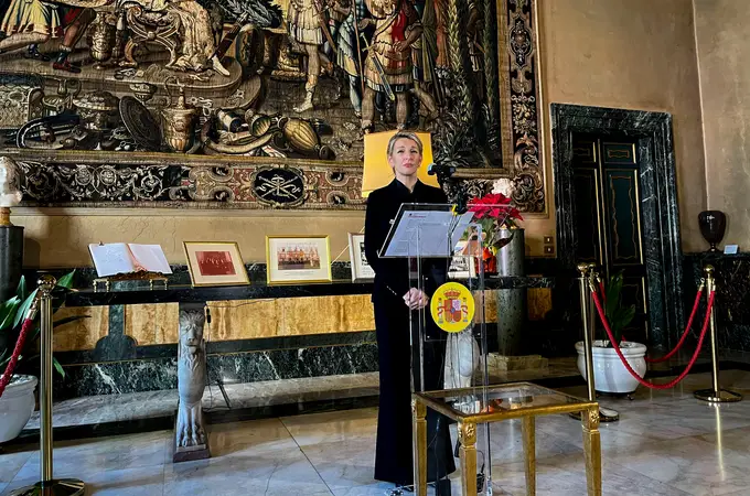 Yolanda Díaz no se separa de su blusa con lazada combinada con la blazer más elegante y fashion para su visita al Vaticano