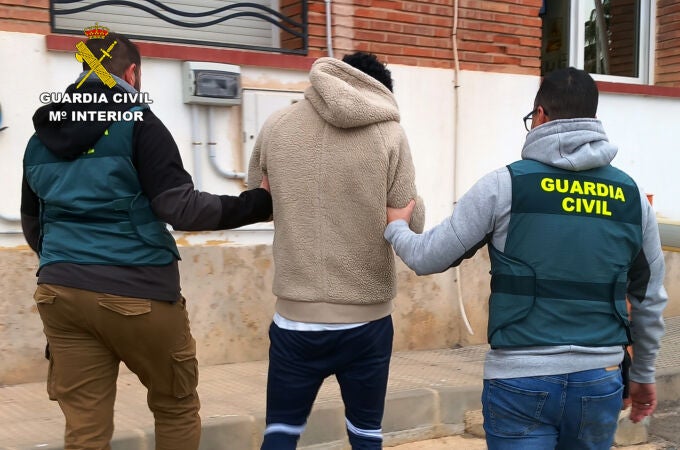 Sucesos.- La Guardia Civil detiene a dos jóvenes por robar en dos establecimientos de Lorca y Mazarrón