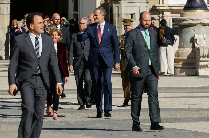 Felipe VI sorprende a los turistas con un paseo ante el Palacio Real 