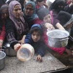 Palestinos hacen cola para recibir alimentos en Jan Yunis (Gaza)
