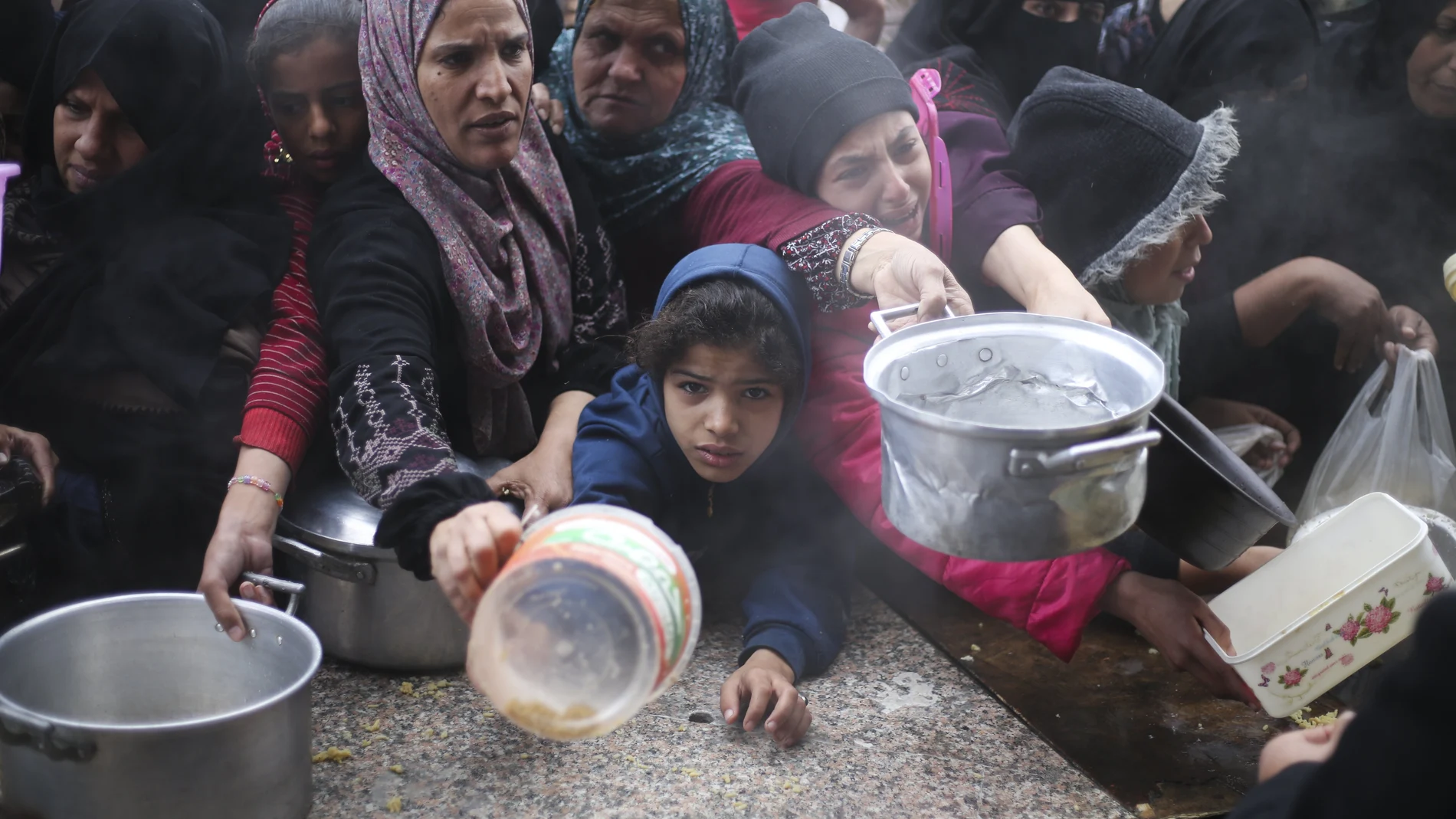 Palestinos hacen cola para recibir alimentos en Jan Yunis (Gaza)