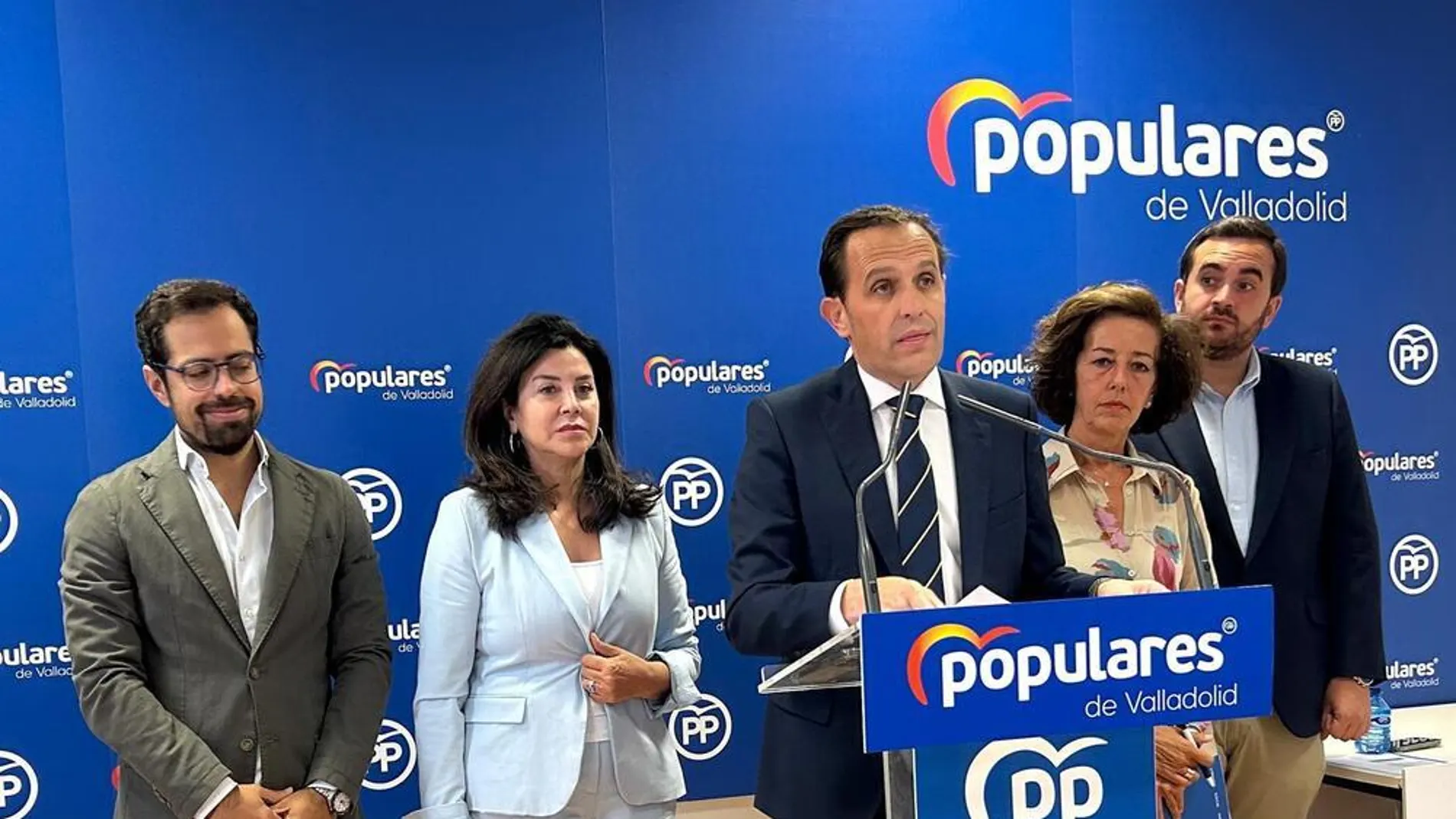 El presidente del PP de Valladolid, Conrado Íscar, junto a varios parlamentarios