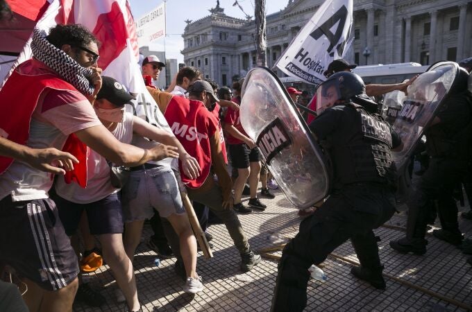 Argentina.- Crecen las tensiones en las inmediaciones del Congreso argentino tras la aprobación de la ley 'ómnibus'