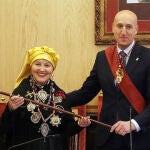 El alcalde de León, José Antonio Diez, entrega el bastón de mando a la Águeda de Honor 