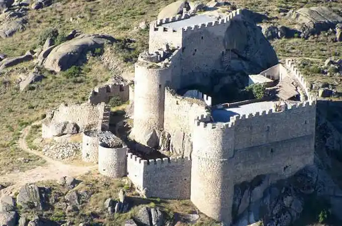 El impresionante castillo de leyenda que brilla en invierno