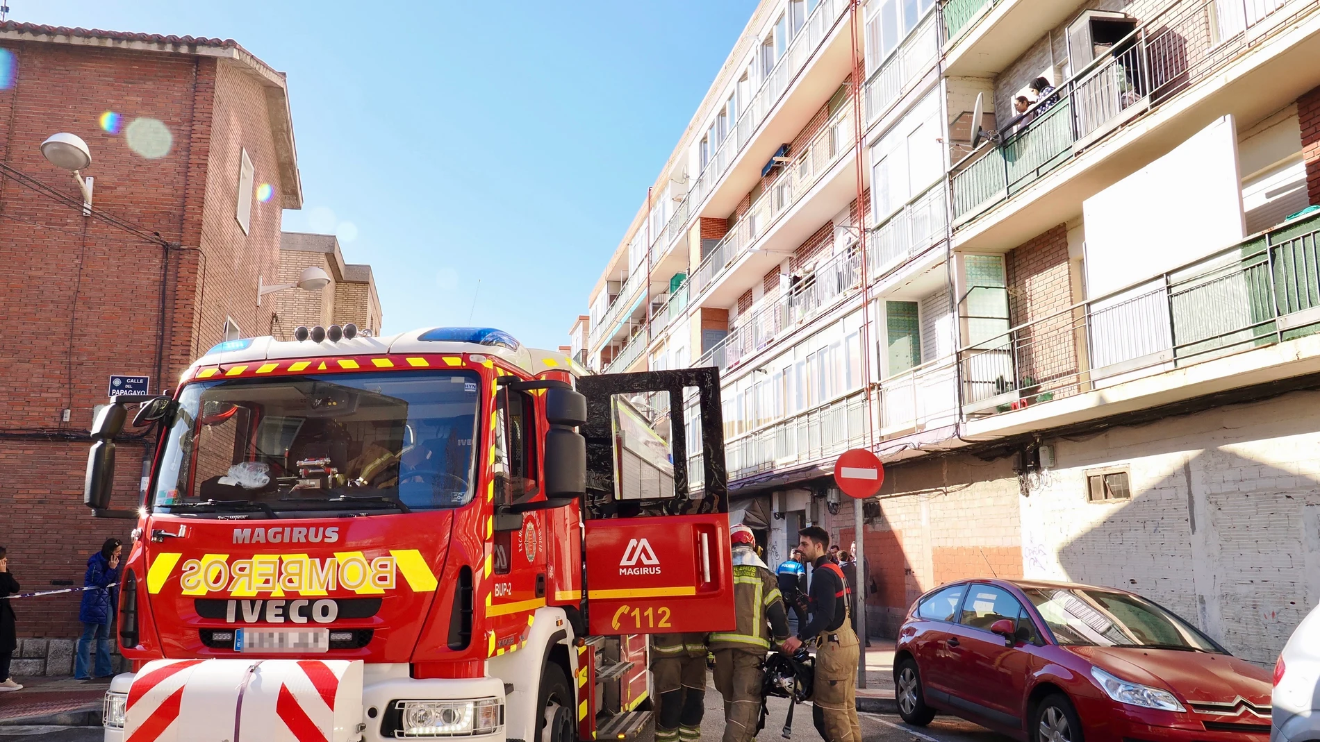 Un camión de Bomberos en el lugar en el que han ocurrido los hechos, a 3 de febrero de 2024, en Valladolid, Castilla y León (España). Los Bomberos de Valladolid han movilizado cuatro dotaciones debido a una explosión que se ha registrado en una vivienda de la calle Cisne del municipio y que ha dejado al menos dos heridos. Los servicios de emergencias y sanitarios se han desplazado al lugar tras un aviso de incendio, por el que se ha producido la explosión. 03 FEBRERO 2024;EXPLOSIÓN;INCENDIO;...