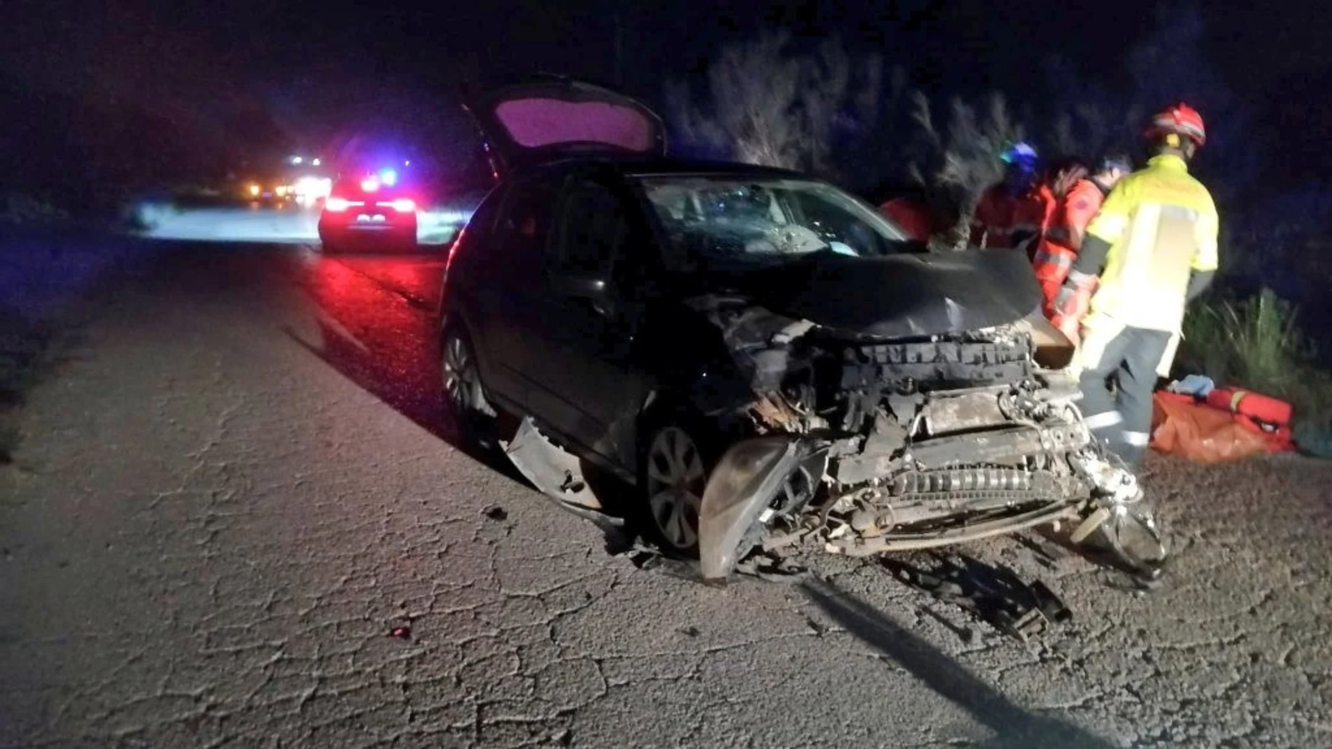 Coche siniestrado en la carretera A-8025 en el término municipal de Carmona (Sevilla), donde ha fallecido su conductor de 21 años. BOMBEROS DE ALCALÁ DE GUADAÍRA 03/02/2024