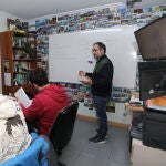 El profesor Eugenio imparte una clase de matemáticas en su academia de la capital palentina