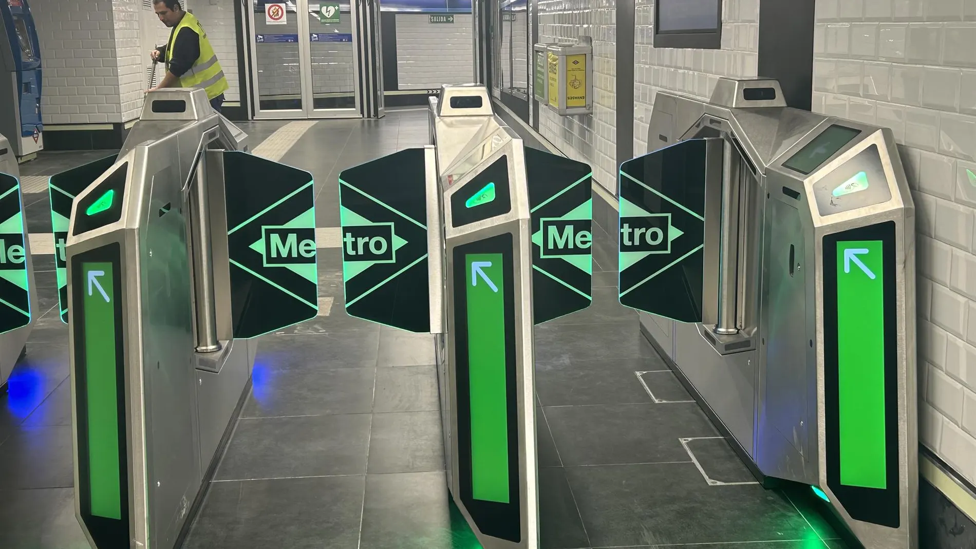 Las estaciones de Metro de Cuatro Caminos y Reyes Católicos estrenan tornos inteligentes