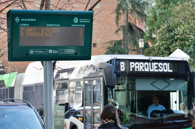 El Ayuntamiento de Valladolid instala 51 nuevos paneles informativos en las paradas del autobús urbano