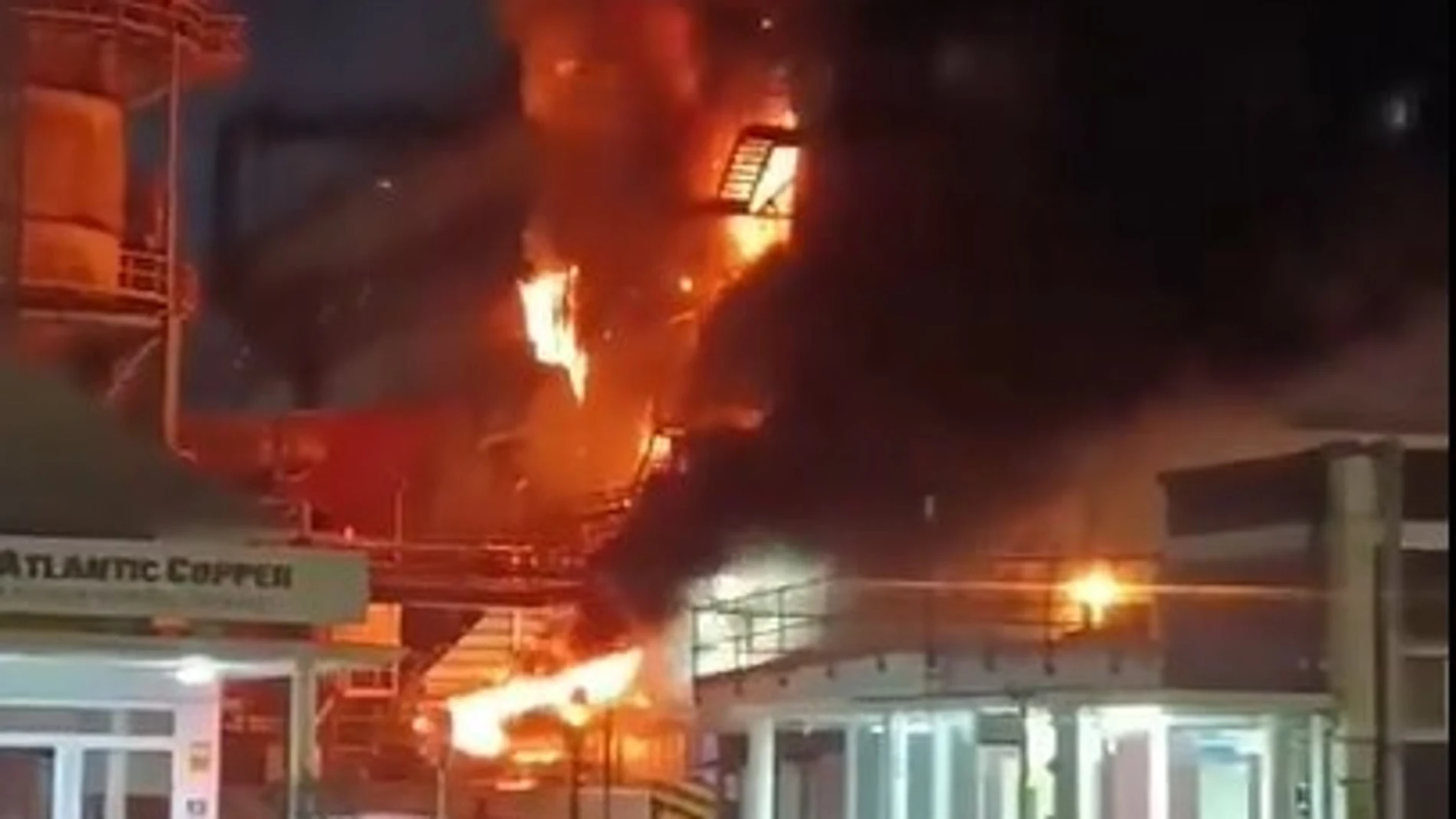 Así ha sido el aparatoso incendio en la fábrica de Atlantic Copper en Huelva