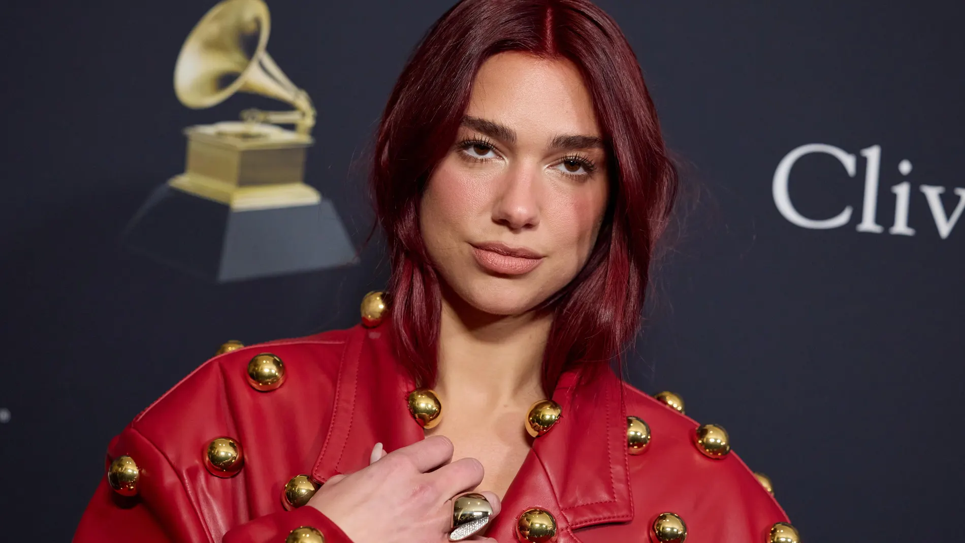 Beverly Hills (United States), 04/02/2024.- British-Albanian singer-songwriter Dua Lipa arrives at the Pre-Grammy Gala at The Beverly Hilton in Beverly Hills, California, USA, 03 February 2024. The 66th Annual Grammy Awards honoring the best recordings, compositions, and artists will take place on 04 February 2024. EFE/EPA/ALLISON DINNER EDITORIAL USE ONLY. NO COMMERCIAL SALES. 