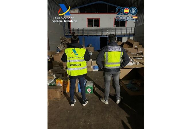 Desmantelado en Sevilla un centro clandestino de picadura de tabaco de contrabando