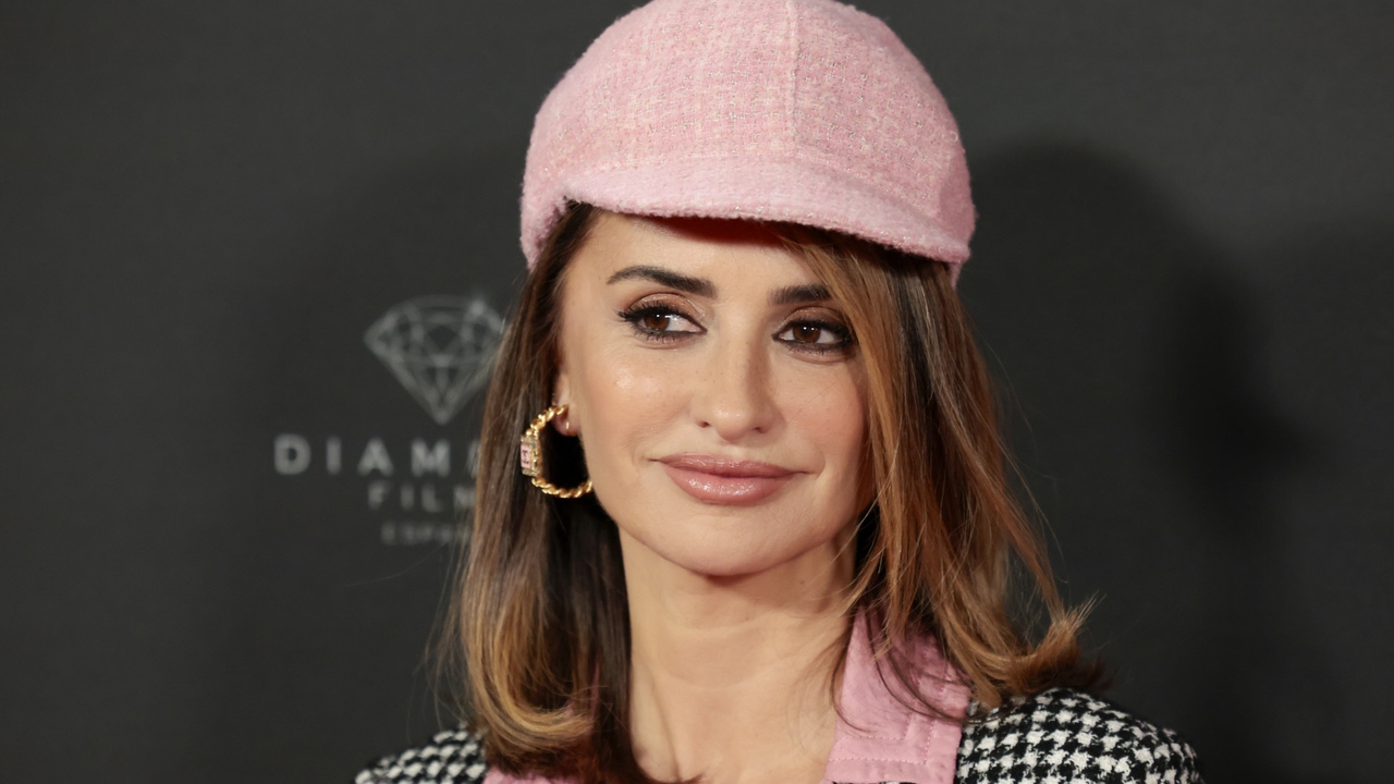 Penélope Cruz arrives in Madrid with the most Parisian (and flirty) Chanel look to promote ‘Ferrari’