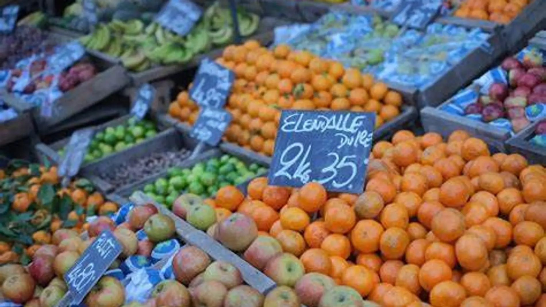 Parada de frutas en un mercado
