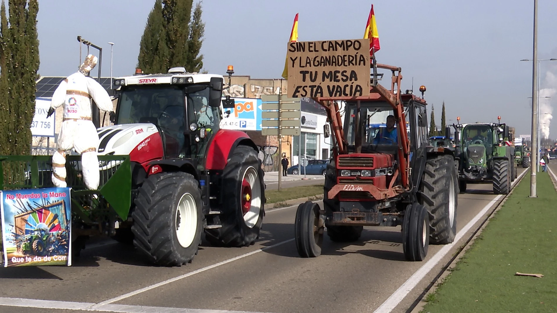 Tractores en la manifestación convocada este lunes en Valladolid circulan por la avenida de Burgos.EUROPA PRESS05/02/2024