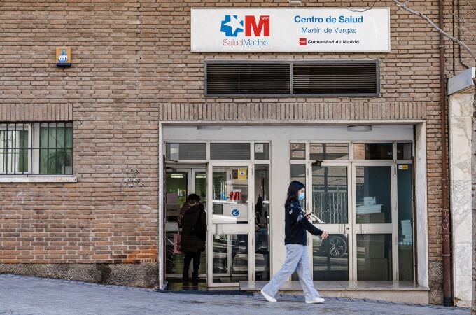 Una mujer con mascarilla en la puerta del centro de salud Martín de Vargas, a 5 de enero de 2024, en Madrid (España). Los contagios por gripe han aumentado un 75,7 por ciento en una semana en España, ya que la incidencia ha pasado de 249,4 casos por 100.000 habitantes a 438,3, según datos del Instituto de Salud Carlos III, adscrito al Ministerio de Sanidad. Por este motivo, la Sociedad Española de Medicina de Familia y Comunitaria (SemFYC) ha reclamado la implantación de medidas de protección "extraordinarias", como las mascarillas, la dispensación de geles hidroalcohólicos, la determinación de espacios de separación o medidas de ventilación específicas para salas de espera. 05 ENERO 2024;CONTAGIOS;GRIPE;MADRID;VIRUS;MASCARILLA Carlos Luján / Europa Press 05/01/2024