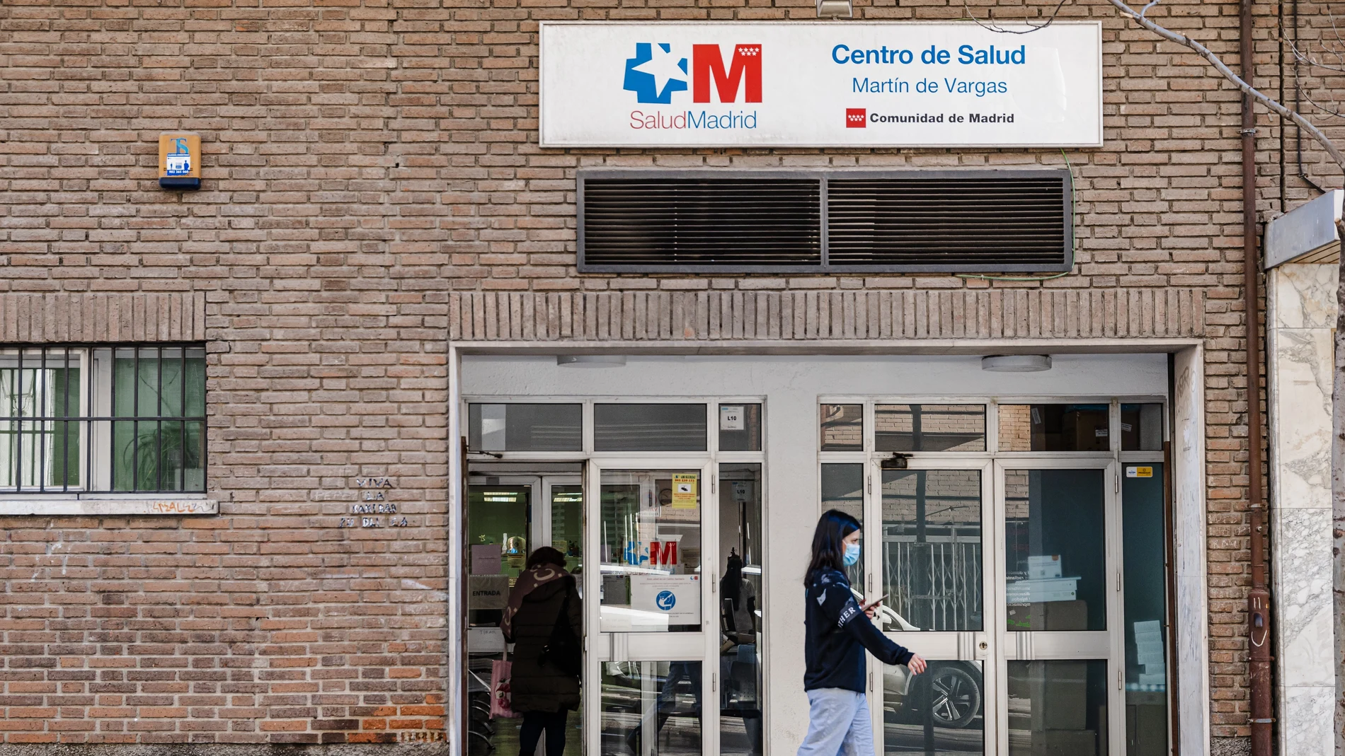 Una mujer con mascarilla en la puerta del centro de salud Martín de Vargas, a 5 de enero de 2024, en Madrid (España). Los contagios por gripe han aumentado un 75,7 por ciento en una semana en España, ya que la incidencia ha pasado de 249,4 casos por 100.000 habitantes a 438,3, según datos del Instituto de Salud Carlos III, adscrito al Ministerio de Sanidad. Por este motivo, la Sociedad Española de Medicina de Familia y Comunitaria (SemFYC) ha reclamado la implantación de medidas de protección "extraordinarias", como las mascarillas, la dispensación de geles hidroalcohólicos, la determinación de espacios de separación o medidas de ventilación específicas para salas de espera. 05 ENERO 2024;CONTAGIOS;GRIPE;MADRID;VIRUS;MASCARILLA Carlos Luján / Europa Press 05/01/2024