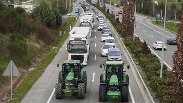Los tractores bloquean las carreteras españolas para pedir mejoras en el sector 