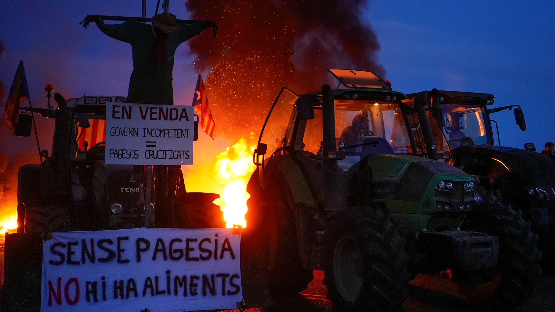 GRAFCAT9364. SANT JULIÀ DE RAMIS (GIRONA), 06/02/2024.- Los agricultores de Girona que llevan todo el día cortando la autopista AP-7 y la N-II a su paso por Sant Julià de Ramis han anunciado que mantendrán su protesta durante toda la noche y mañana se sumarán a las marchas hacia Barcelona, convocadas también desde otros puntos de Cataluña. EFE/David Borrat 