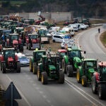 Los tractores bloquean las carreteras españolas para pedir mejoras en el sector 