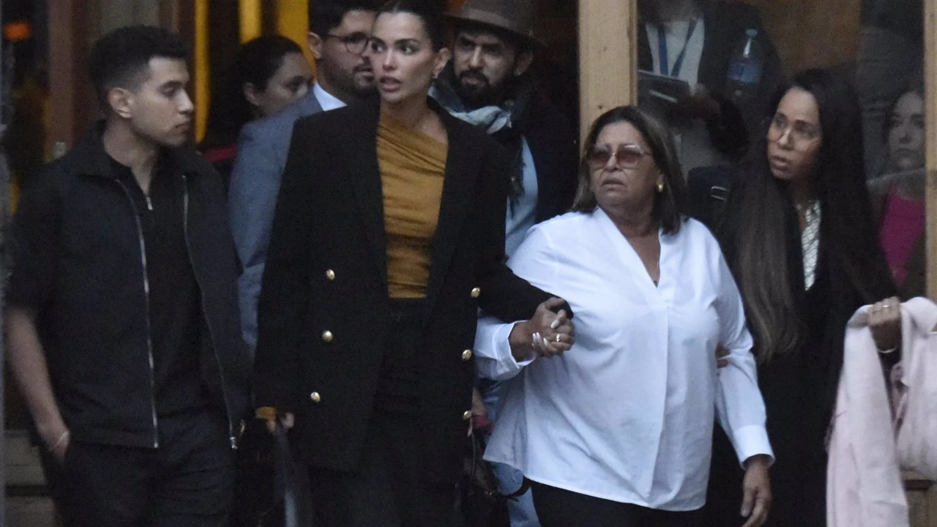 Joana Sanz y la madre de Dani Alves, protagonistas de la segunda sesión del juicio gracias a su abrazo de despedida