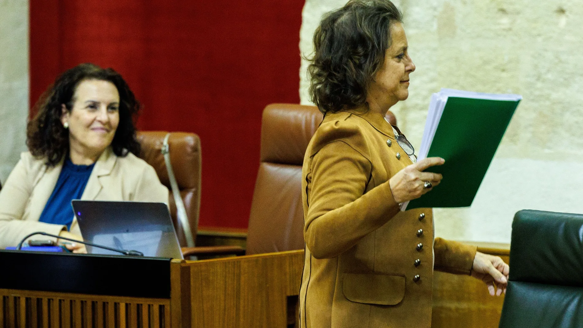 La consejera de Salud, Catalina García, tras su intervención en el pleno del Parlamento de Andalucía