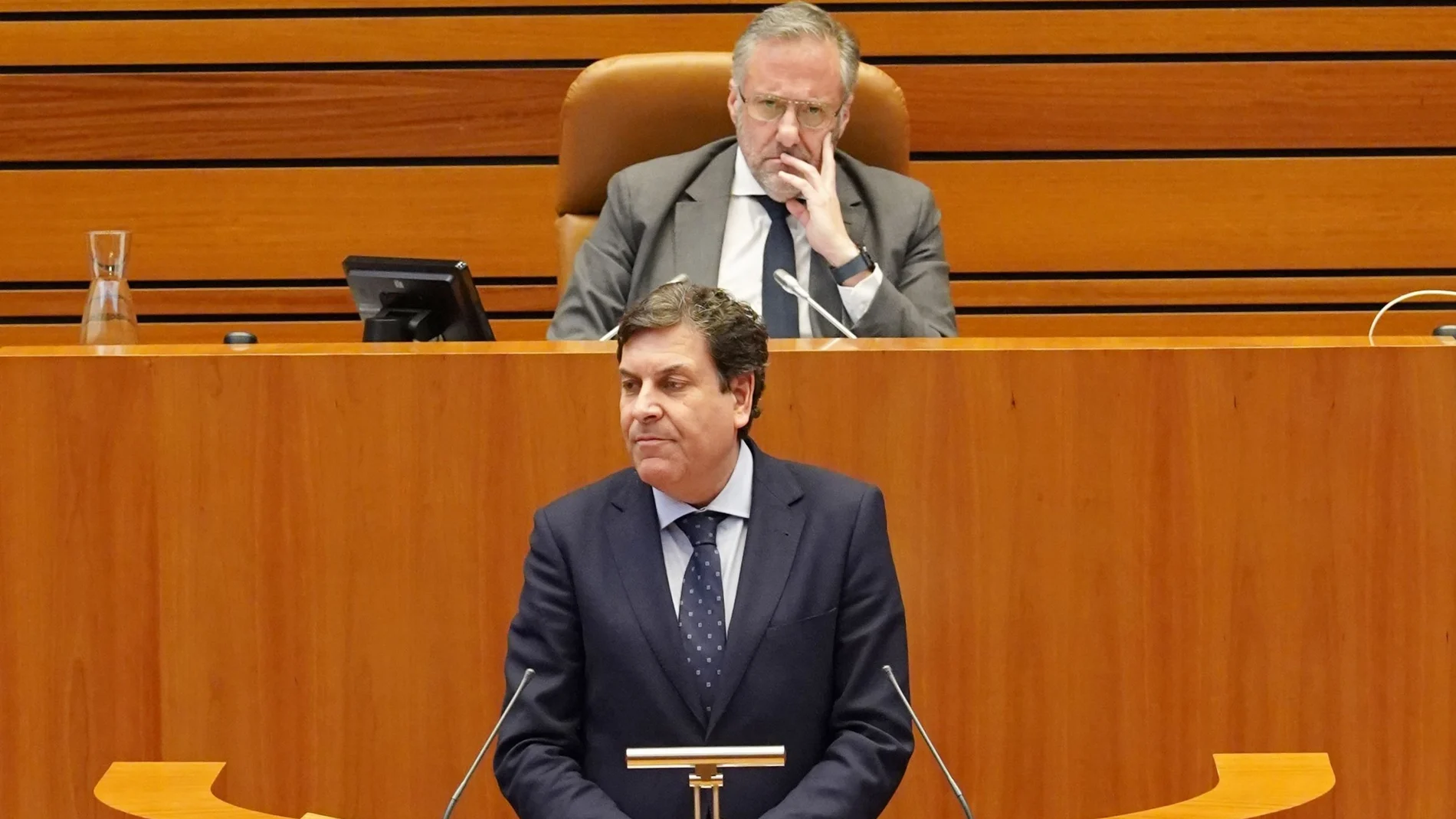 El consejero de Economía y Hacienda, Carlos Fernández Carriedo, defiende el techo de gasto en las Cortes, en presencia de Carlos Pollán