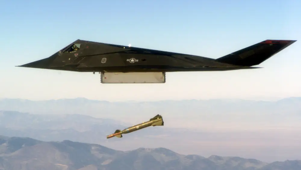 Un F-117 lanzando una bomba guiada por láser GBU-27.