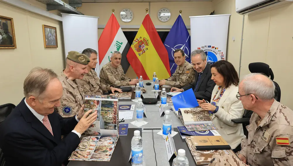 Robles, durante su encuentro con los mandos del contingente español en la Coalición Internacional