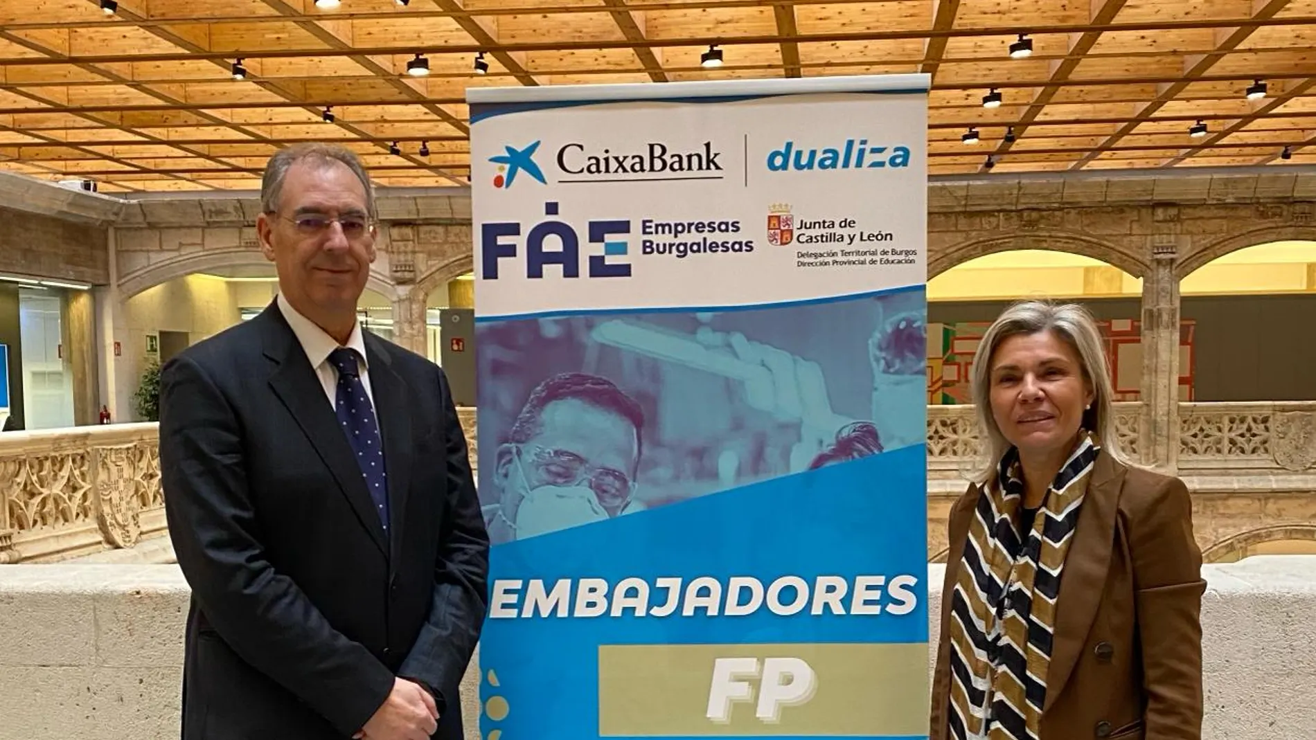 La directora territorial de CaixaBank, Belén Martín, y el presidente de FAE, Miguel Ángel Benavente, renuevan el convenio