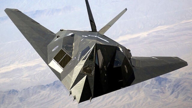 ¿Por qué el caza furtivo F-117 Nighthawk sigue volando si EE.UU. lo retiró en 2008? 