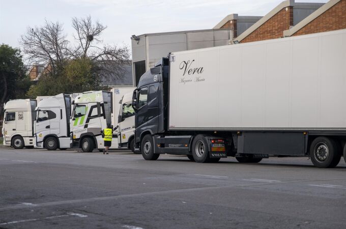 MADRID.-AMP.- El Gobierno acuerda con los transportistas garantizar la circulación de camiones pese a las protestas