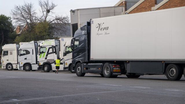 MADRID.-AMP.- El Gobierno acuerda con los transportistas garantizar la circulación de camiones pese a las protestas